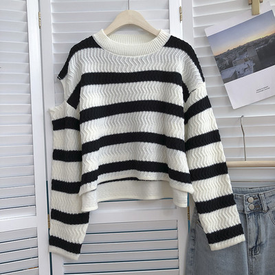 Pulover de damă cu dungi, cu decolteu rotund și mâneci lungi
