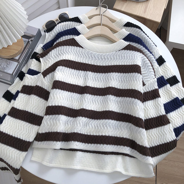 Pulover de damă cu dungi, cu decolteu rotund și mâneci lungi