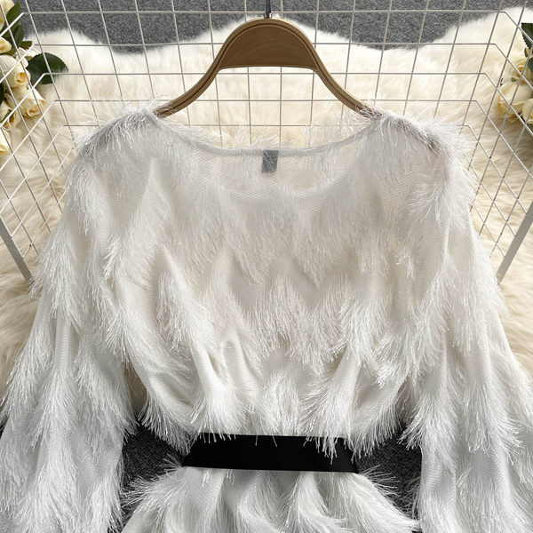 Šiuolaikinė moteriška suknelė su kutais ir juosmens diržu