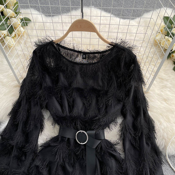 Šiuolaikinė moteriška suknelė su kutais ir juosmens diržu