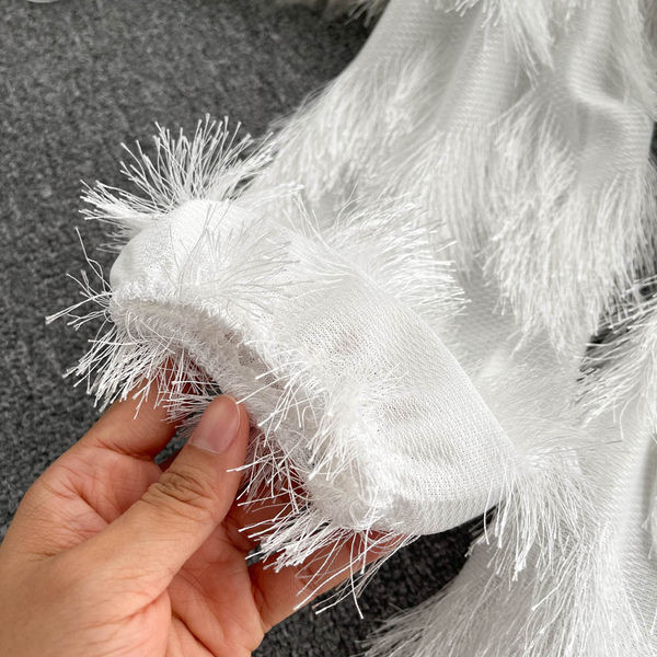 Šiuolaikinė moteriška suknelė su kutais ir juosmens diržu