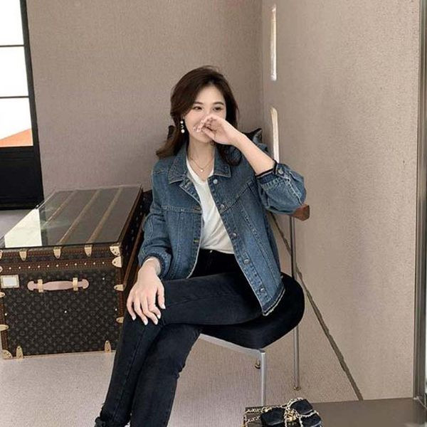 Geaca de dama moderna din denim model simplu cu nasturi
