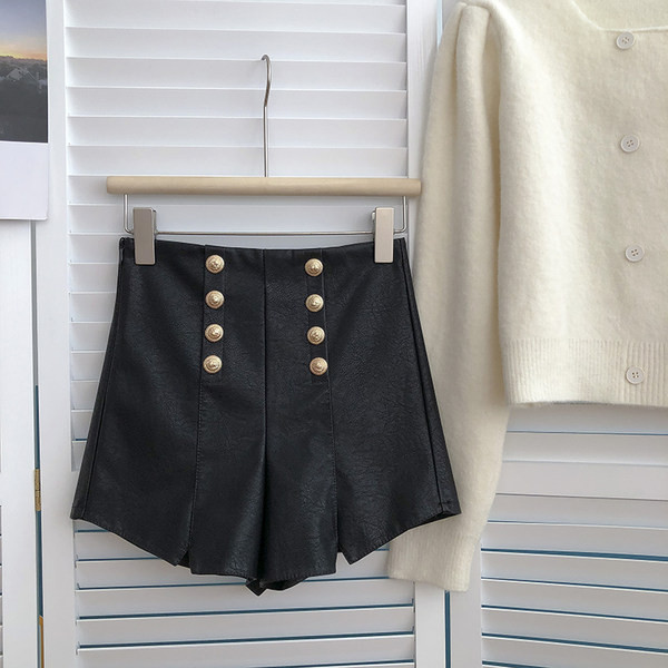 Pantaloni scurți moderni cu nasturi