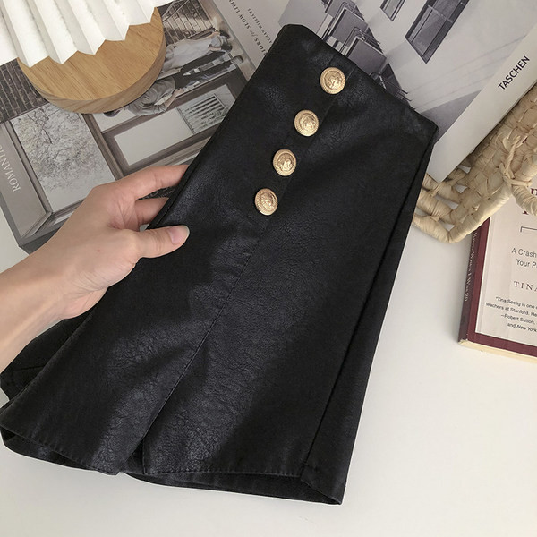 Pantaloni scurți moderni cu nasturi