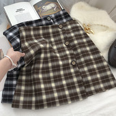 Fusta scurta in carouri cu nasturi