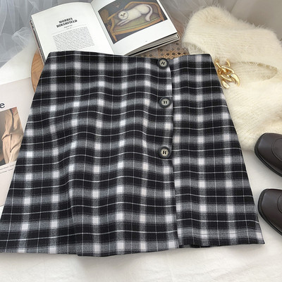 Fusta scurta in carouri cu nasturi