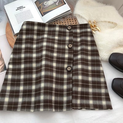 Fusta scurta in carouri cu nasturi