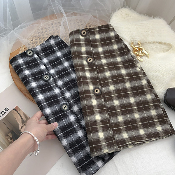 Fusta scurta in carouri cu nasturi