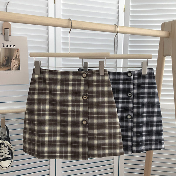 Fusta scurta in carouri cu nasturi