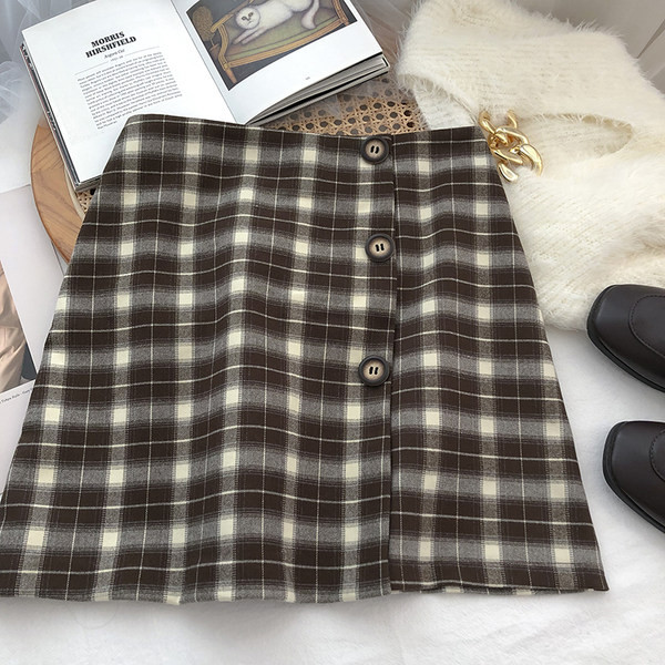 Fusta scurta in carouri cu nasturi