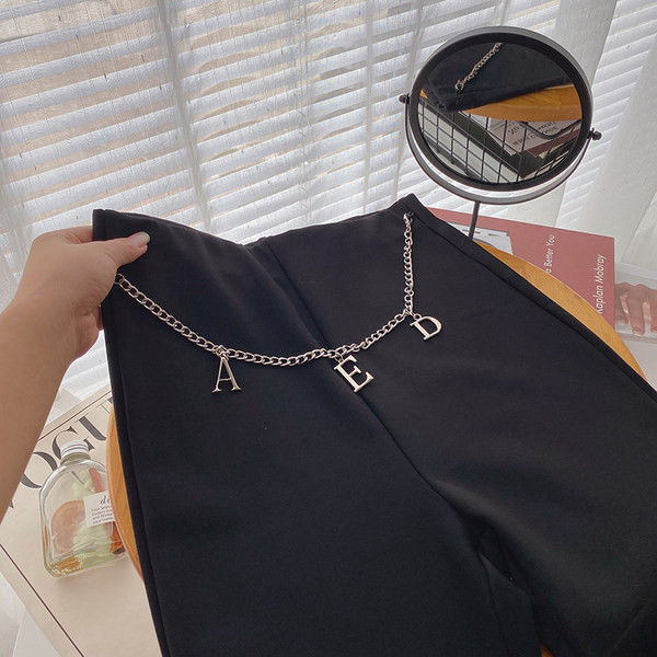 Pantaloni moderni cu lanț metalic