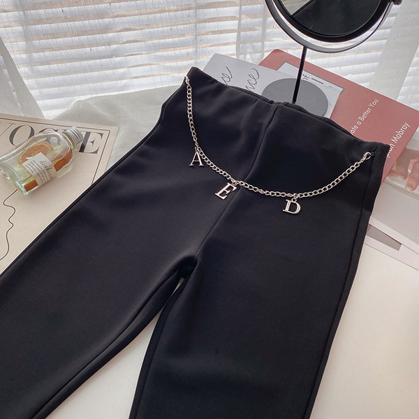 Pantaloni moderni cu lanț metalic