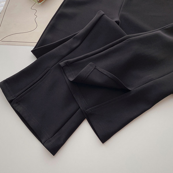 Pantaloni moderni cu lanț metalic