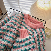 Pulover de damă colorat cu decolteu oval și mâneci lungi