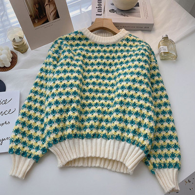 Pulover de damă colorat cu decolteu oval și mâneci lungi