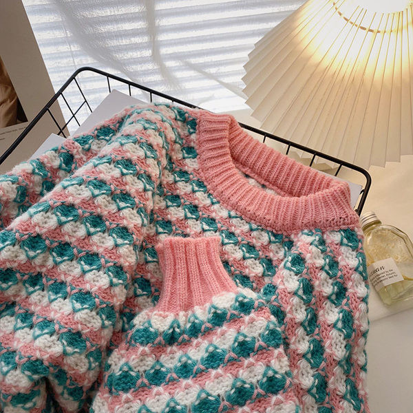 Pulover de damă colorat cu decolteu oval și mâneci lungi