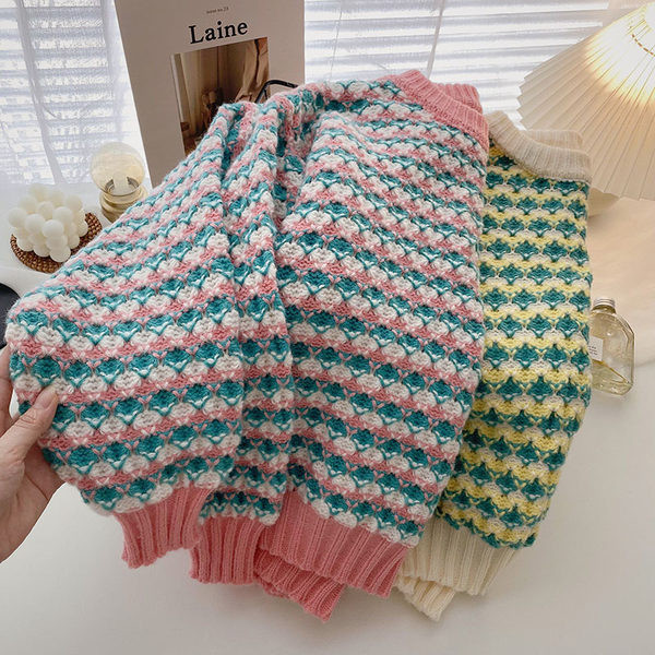 Pulover de damă colorat cu decolteu oval și mâneci lungi