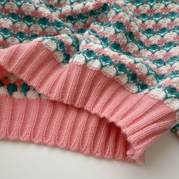 Pulover de damă colorat cu decolteu oval și mâneci lungi