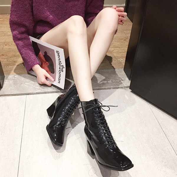 Cizme de dama din piele lacuita rotunjite cu toc patrat de 7 cm si sireturi