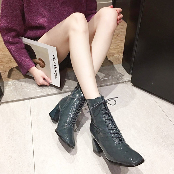 Cizme de dama din piele lacuita rotunjite cu toc patrat de 7 cm si sireturi