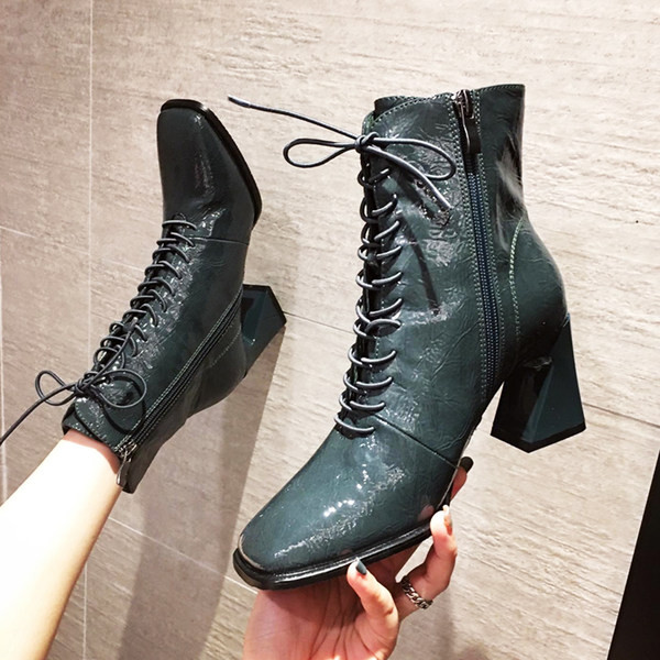 Cizme de dama din piele lacuita rotunjite cu toc patrat de 7 cm si sireturi