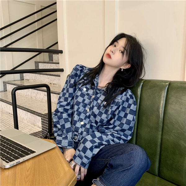 Geaca de dama stilata din denim model scurt cu nasturi