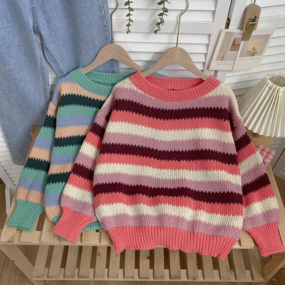 Модерен цветен пуловер с овално деколте