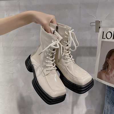 Cizme pătrate de damă din piele lăcuită cu șireturi și talpă plată