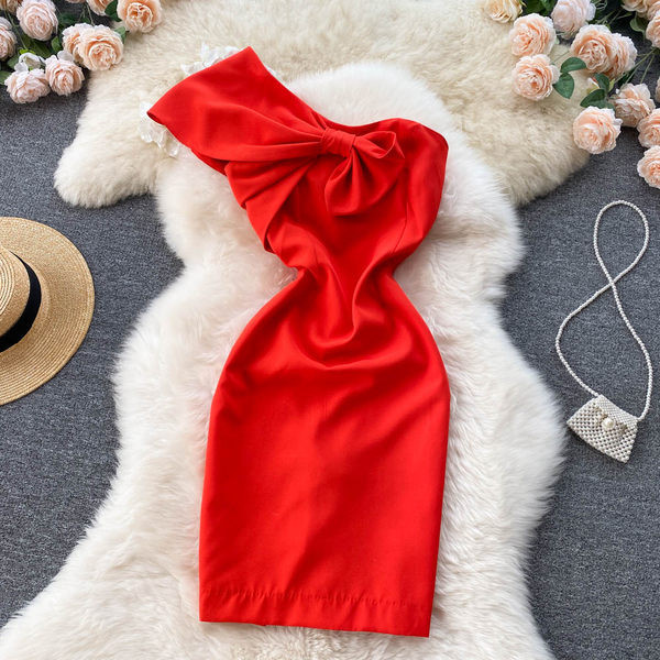 Rochie de dama cu o curea de culoare rosie