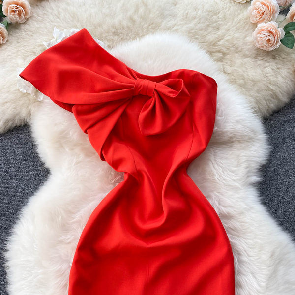 Rochie de dama cu o curea de culoare rosie