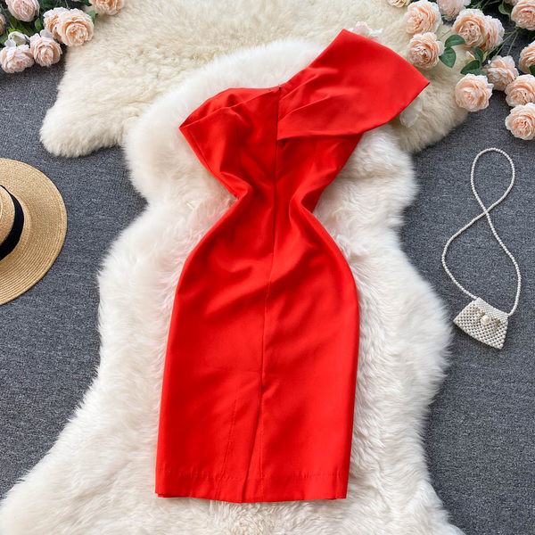 Rochie de dama cu o curea de culoare rosie