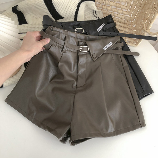 Pantaloni scurți din piele cu curea