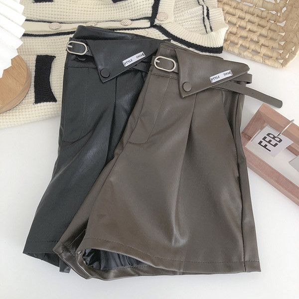 Pantaloni scurți din piele cu curea