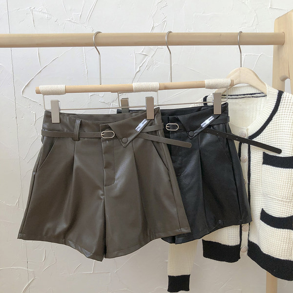 Pantaloni scurți din piele cu curea