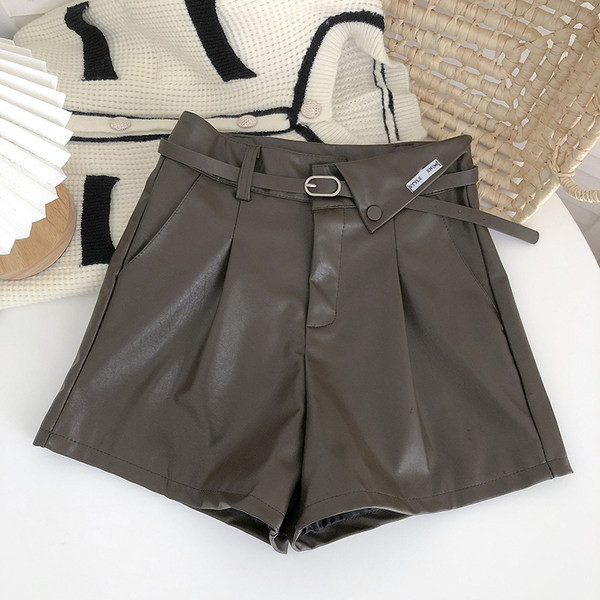 Pantaloni scurți din piele cu curea