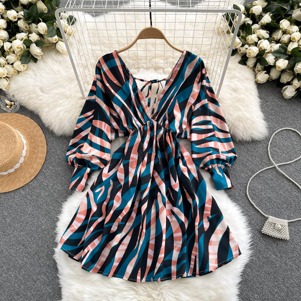 Rochie colorată de damă, cu decolteu spitz și mâneci lungi