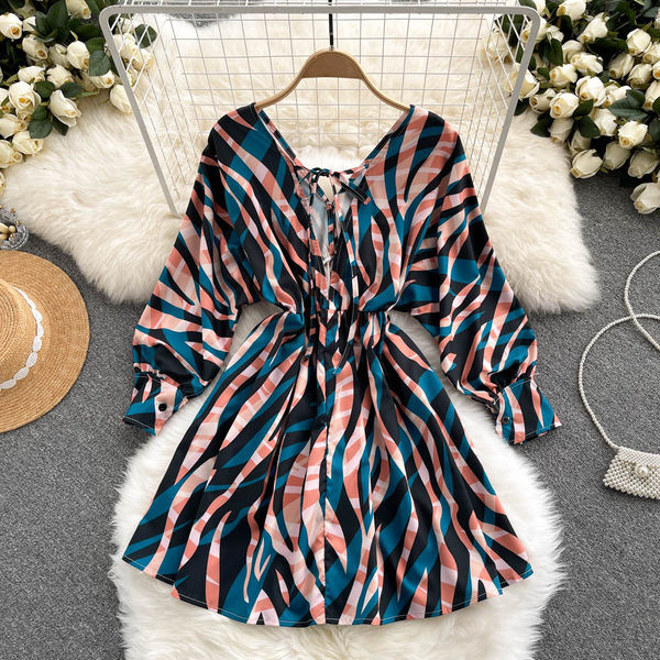 Rochie colorată de damă, cu decolteu spitz și mâneci lungi