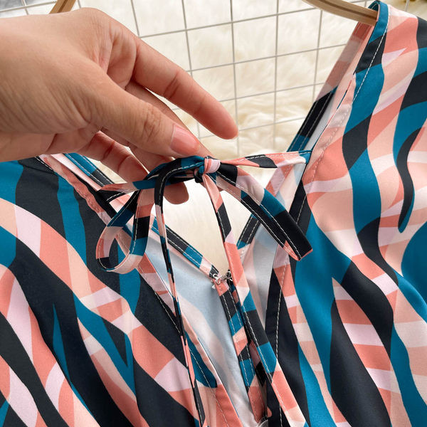 Rochie colorată de damă, cu decolteu spitz și mâneci lungi