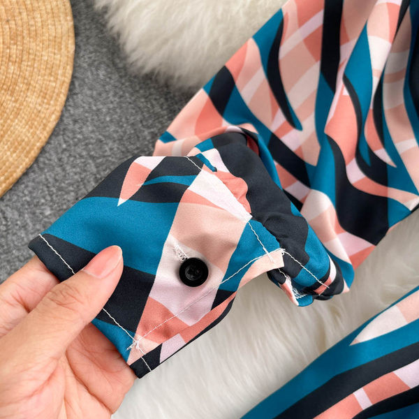 Rochie colorată de damă, cu decolteu spitz și mâneci lungi