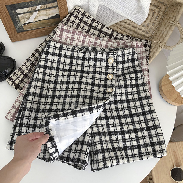 Pantaloni scurți în carouri cu nasturi și talie înaltă