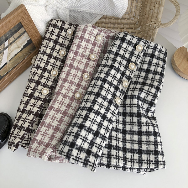 Pantaloni scurți în carouri cu nasturi și talie înaltă