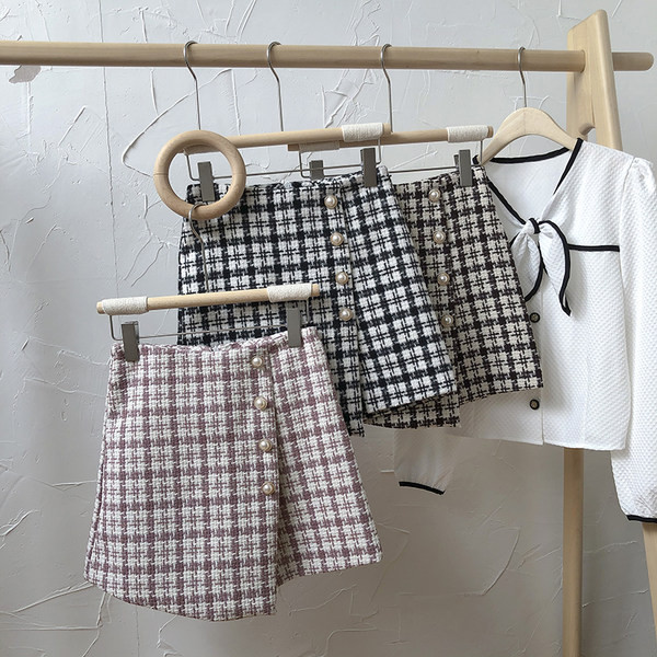 Pantaloni scurți în carouri cu nasturi și talie înaltă