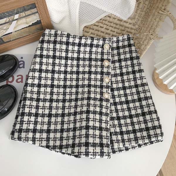 Pantaloni scurți în carouri cu nasturi și talie înaltă