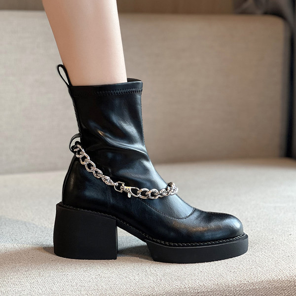 Cizme de dama din piele ecologica cu toc patrat inalt de 5 cm si lant metalic