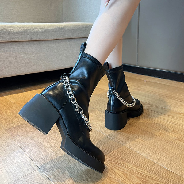 Cizme de dama din piele ecologica cu toc patrat inalt de 5 cm si lant metalic