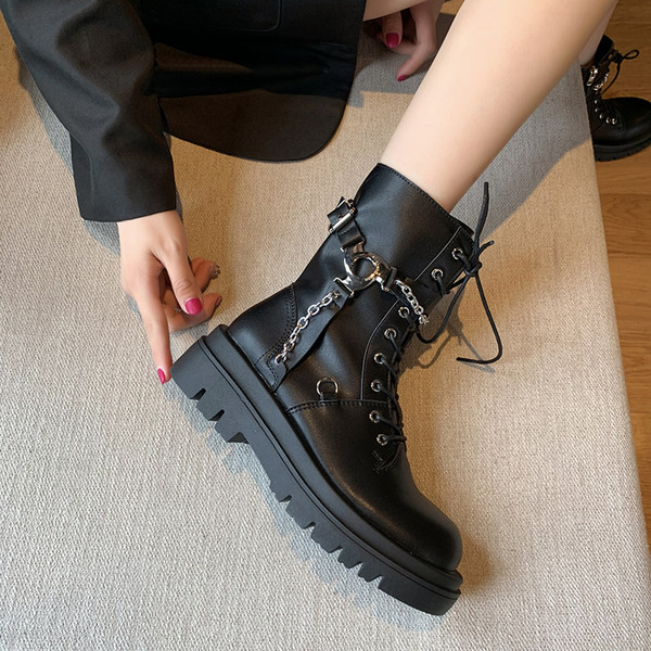 Cizme de dama din piele cu talpa aspra, lant metalic si catarama