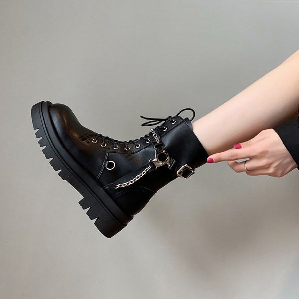 Cizme de dama din piele cu talpa aspra, lant metalic si catarama