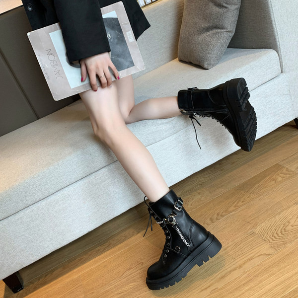 Cizme de dama din piele cu talpa aspra, lant metalic si catarama