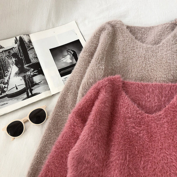 Pulover de puf de damă cu mâneci lungi și decolteu spitz