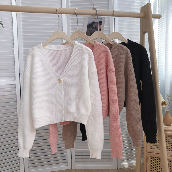 Cardigan de damă tricotat cu nasturi și decolteu spitz